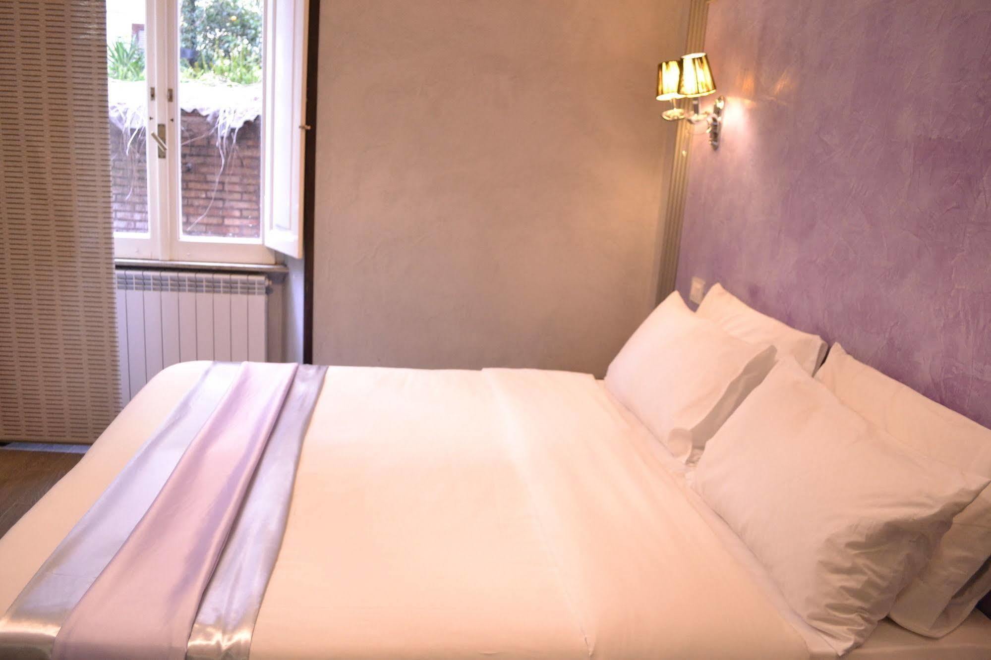 Tiburtina House Pensionat 2*